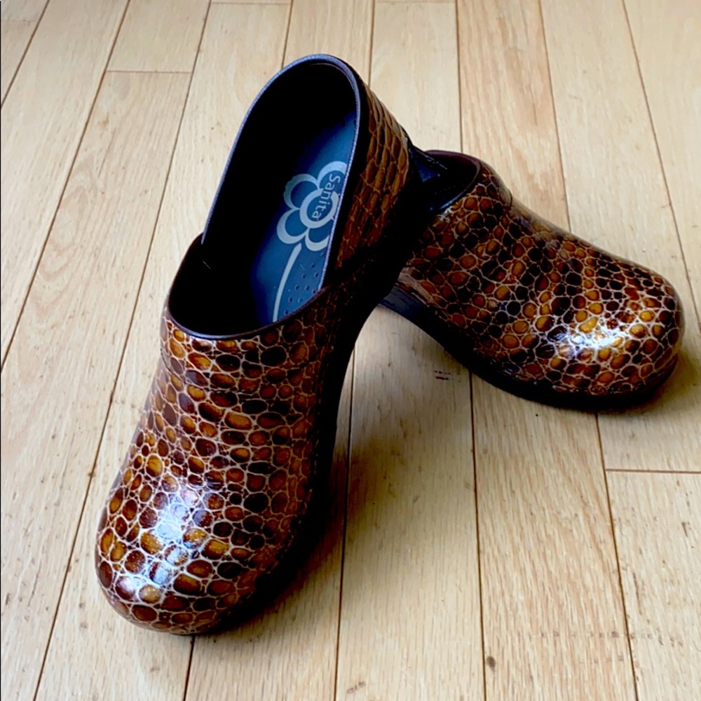 Sanita size 39 (8.5) Professional Clog.